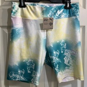 Puma Women’s Printed Pastel coloured Tight short in Size Large